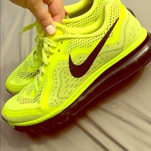 Nike! Neon yellow air Maxx, 9 in MEN!!